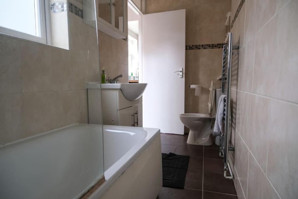 4 Bedroom House In Turnpike Lane/Wood Green London Exterior photo