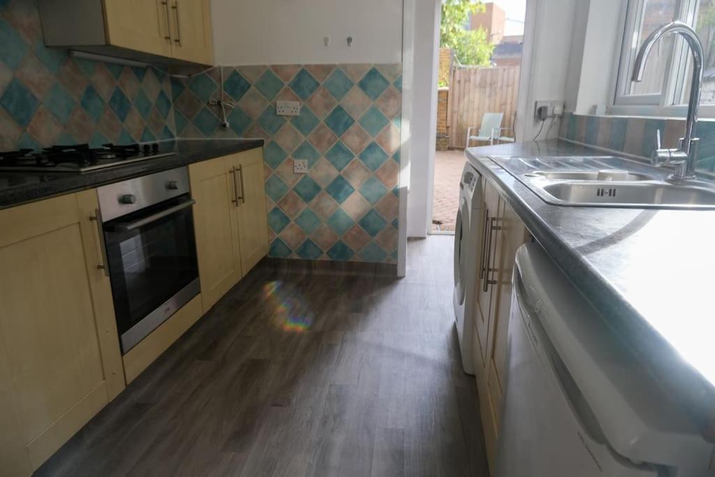 4 Bedroom House In Turnpike Lane/Wood Green London Exterior photo
